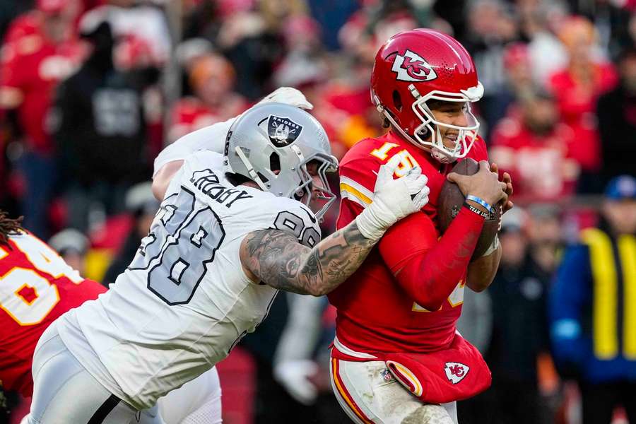 O DE Maxx Crosby, do Raiders, assedia o QB Patrick Mahomes, do Chiefs