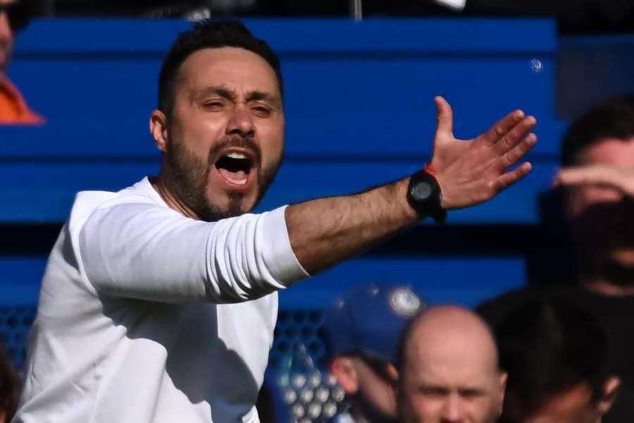 Brighton's Italian head coach Roberto De Zerbi gestures on the touchline during the English Premier League football match between Chelsea and Brighton