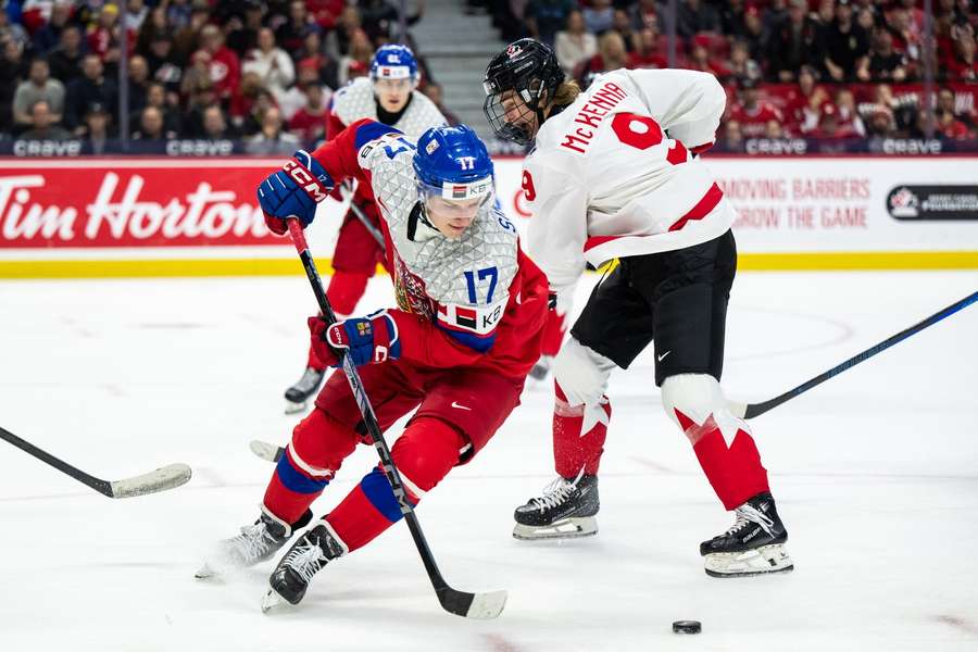 Petr Sikora a Gavin McKenna v utkání Česko – Kanada na MS hráčů do 20 let. Petr Sikora a Gavin McKenna v utkání Česko – Kanada na MS hráčů do 20 let.