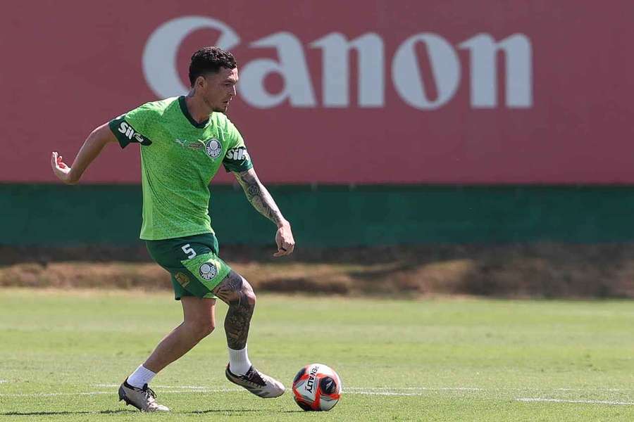 Aníbal não demorou a encaixar no meio-campo palmeirense