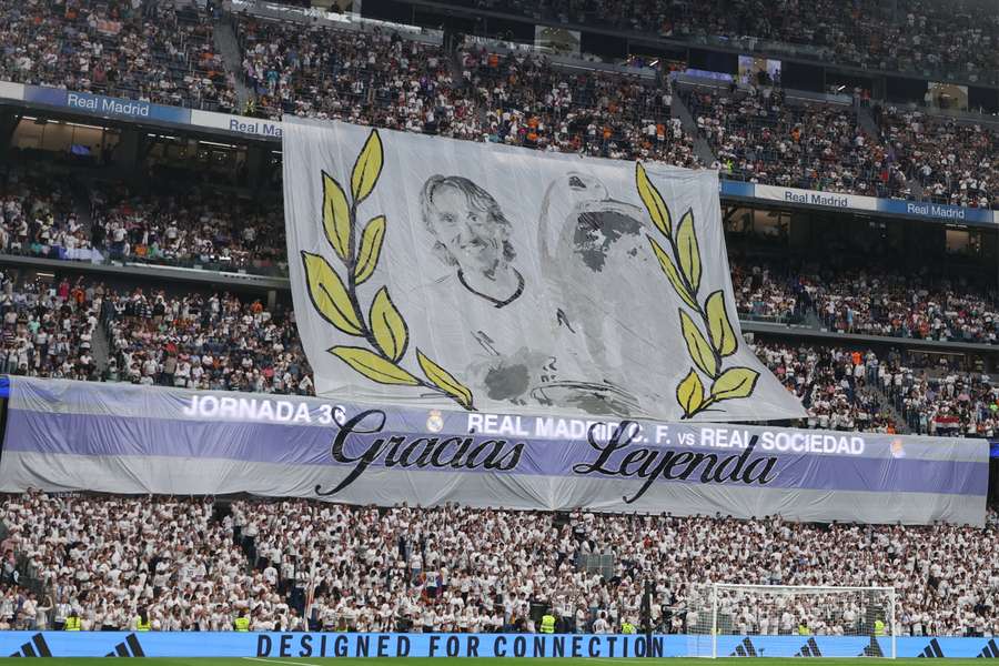 Bandeirão em homenagem a Modric no Santiago Bernabéu