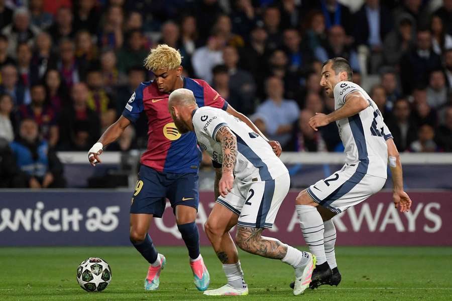 Lamine Yamal zamestnával defenzívu Interu počas celého duelu.