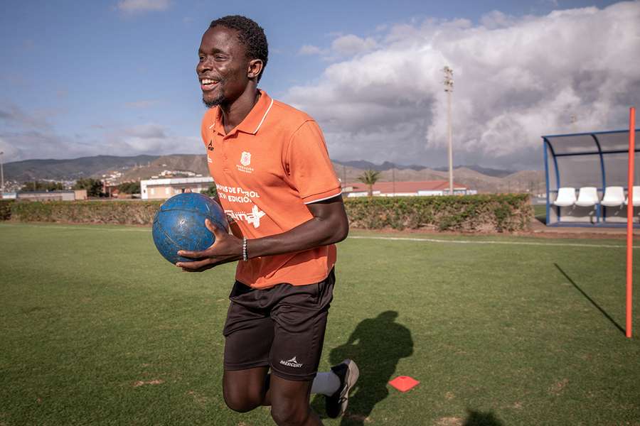 Diop training as part of the Sansofe (Welcome) football project
