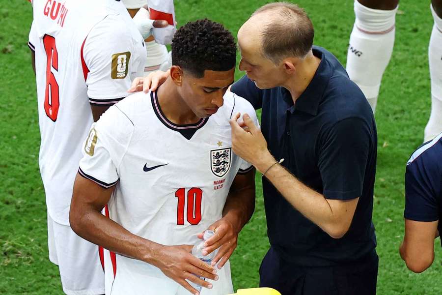 Thomas Tuchel gives instruction to Jude Bellingham during a hydration break.