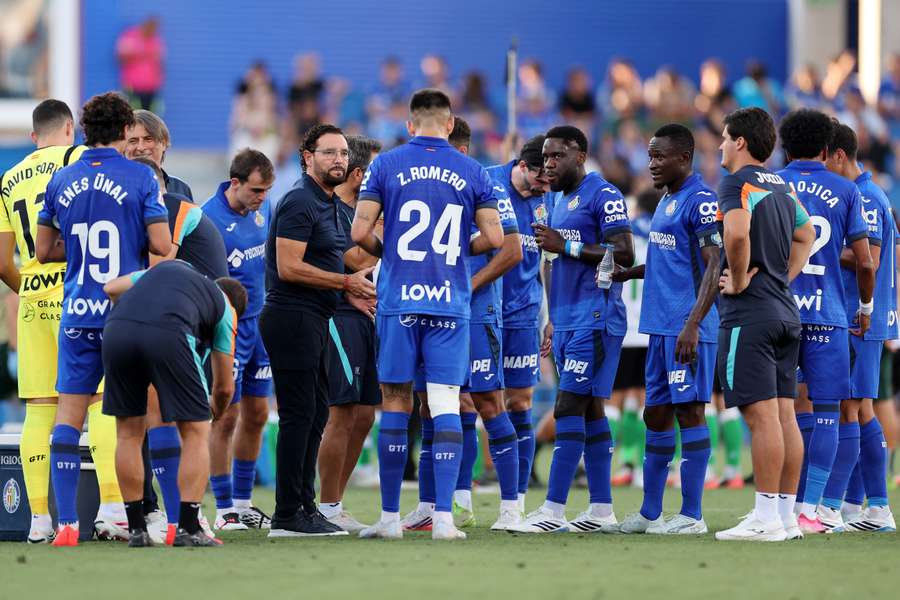 Bordalás le da una charla a sus jugadores