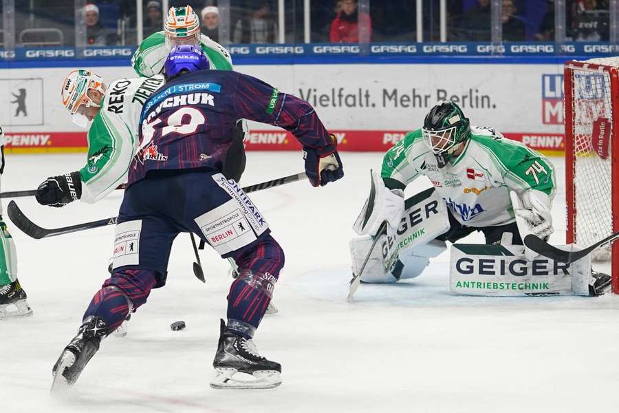 Boychuk von den Eisbären im Duell mit Bietigheims Goalie