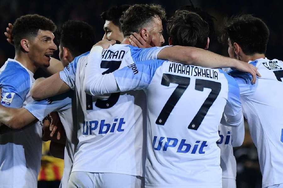 Napoli câștigă la Lecce și continuă marșul triumfal către titlu