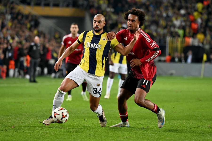 Amrabat e Zirkzee lottano per la conquista della palla