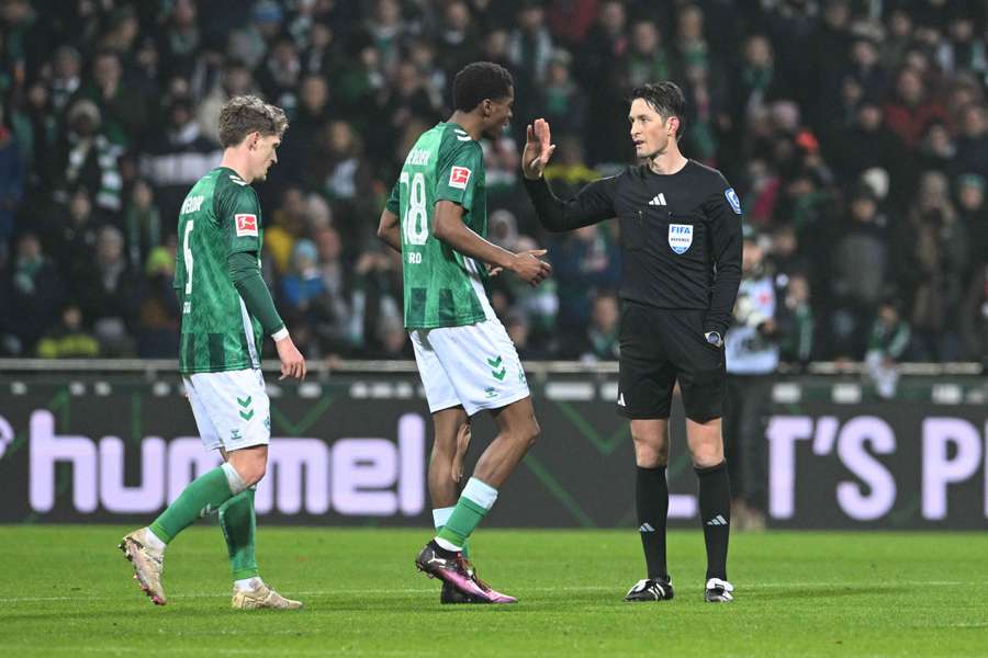 Schiedsrichter Jöllenbeck (r.) hatte am Mittwoch viel zu tun