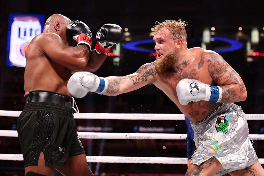 Paul (right) won the fight by unanimous decision 