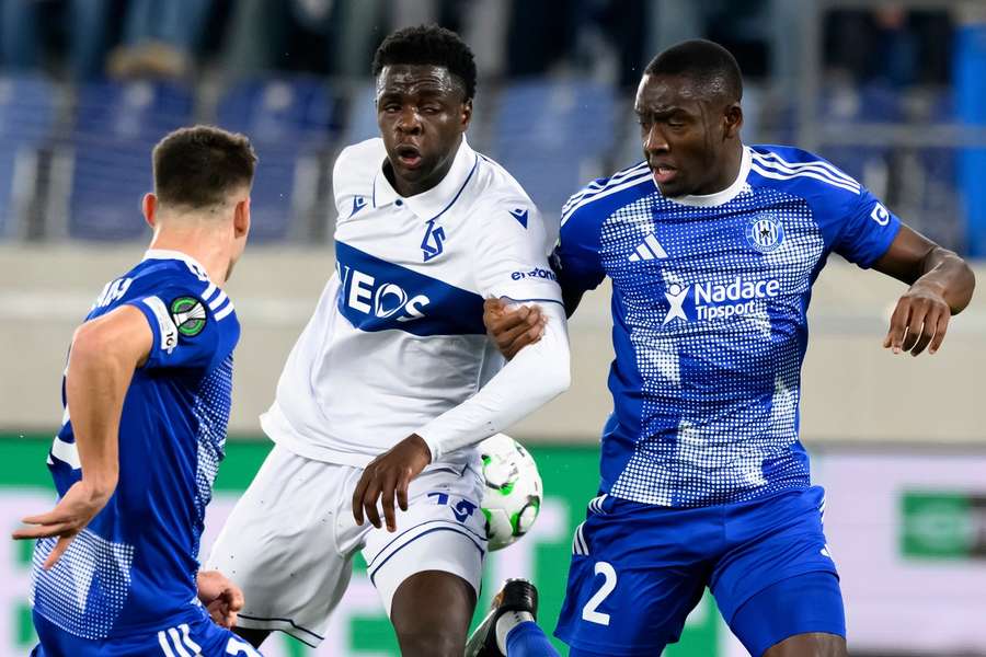 Abdoulaye Sylla v utkání proti Lausanne (vpravo). Abdoulaye Sylla v utkání proti Lausanne (vpravo).