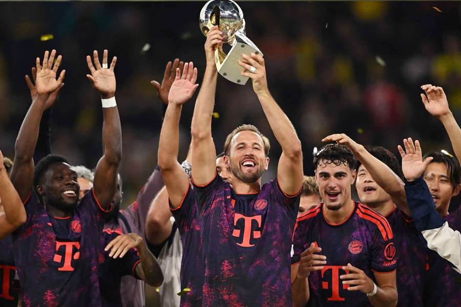 O Bayern levantou sua primeira taça na temporada O Bayern levantou sua primeira taça na temporada