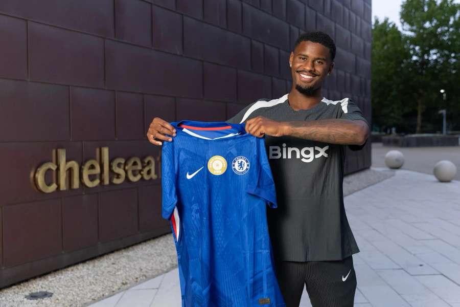 Hato přestoupil z Ajaxu do Chelsea.
