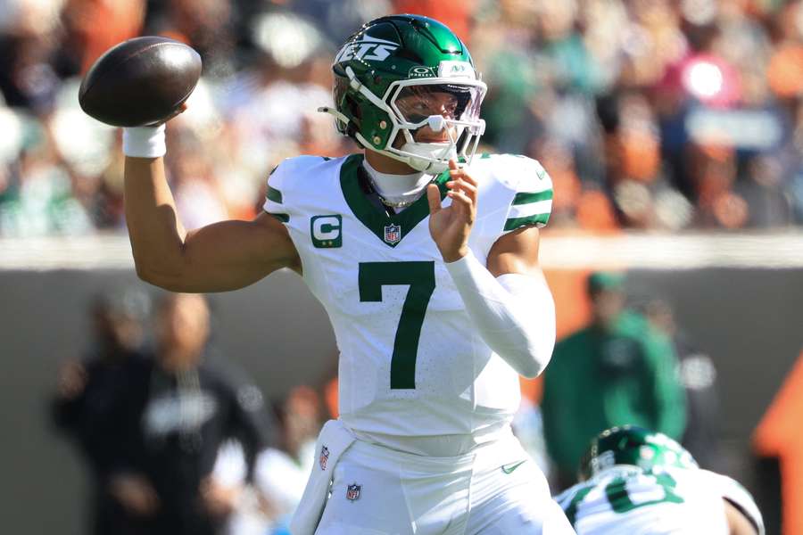 New York Jets QB Justin Fields during Week 8 matchup against Cincinnati Bengals New York Jets QB Justin Fields during Week 8 matchup against Cincinnati Bengals