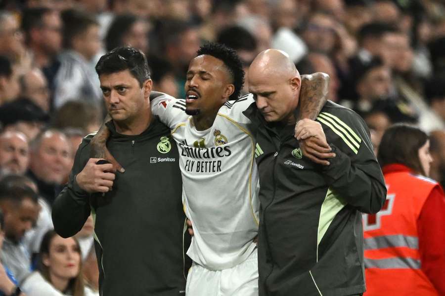 Militão a ser retirado pelos médicos do Real Madrid