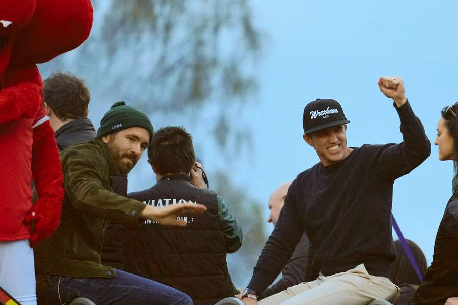 Ryan Reynolds (i) y Rob McElhenney (d), copropietarios del Wrexham