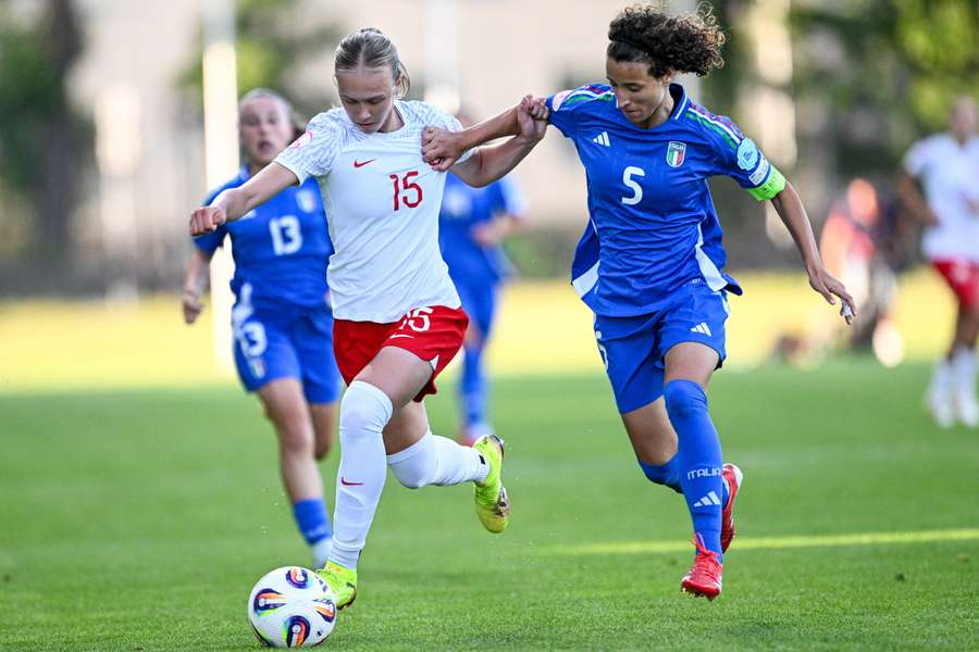 Weronika Araśniewicz (L) i Włoszka Azzurra Gallo (P) w meczu grupy A mistrzostw Europy U19 kobiet