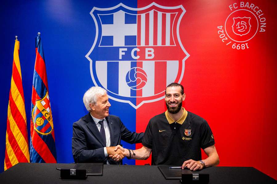 Shengelia, en el momento de la firma, junto a Cubells