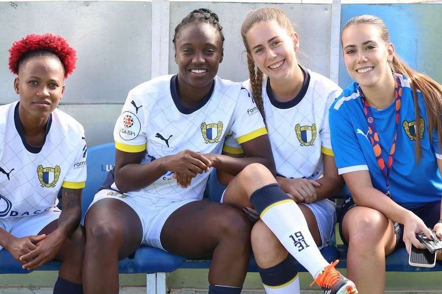 Beatriz (à dir.) ao lado de jogadoras do Famalicão
