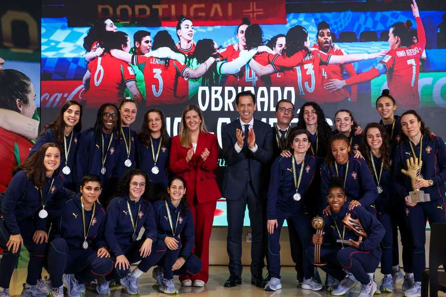 A homenagem à seleção feminina A homenagem à seleção feminina