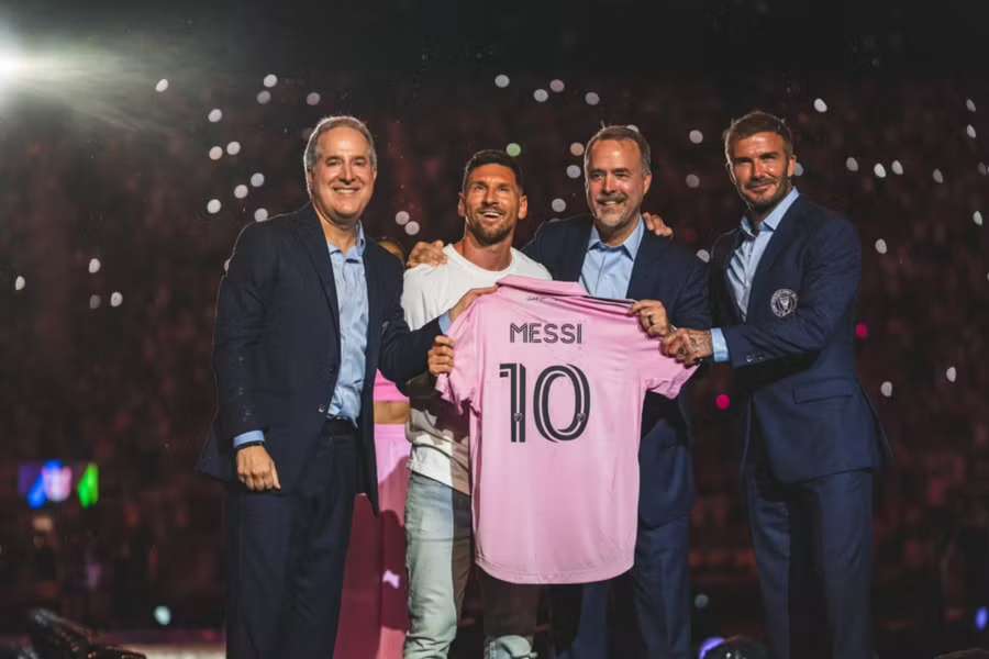 Lionel Messi má za sebou oficiálne predstavenie. V piatok by mal v novom drese debutovať.