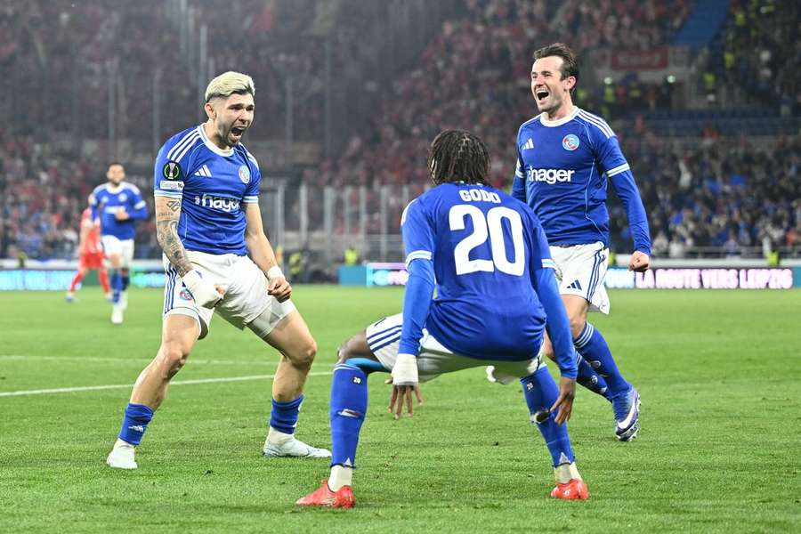 Julio Enciso celebrates with teammates after scoring Strasbourg's third goal 