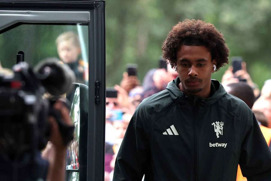 Zirkzee is waiting on a new club to tempt him away
