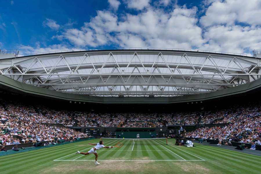 Djokovic (fundo) superando Cobolli na Quadra Central