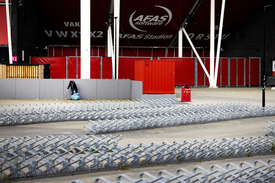 Het AFAS Stadion, daags na de chaos na de wedstrijd tussen AZ en Legia Warschau