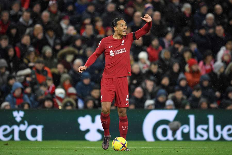 Van Dijk diz que Liverpool não pensa no título, mas aponta aos quatro primeiros lugares