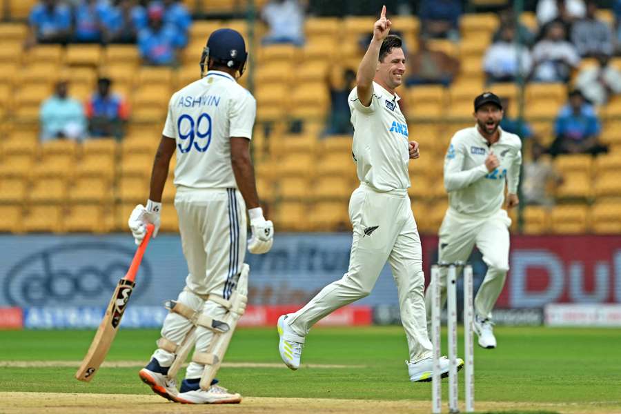 New Zealand's Matt Henry (C) celebrates after taking the wicket of India's Ravichandran Ashwin