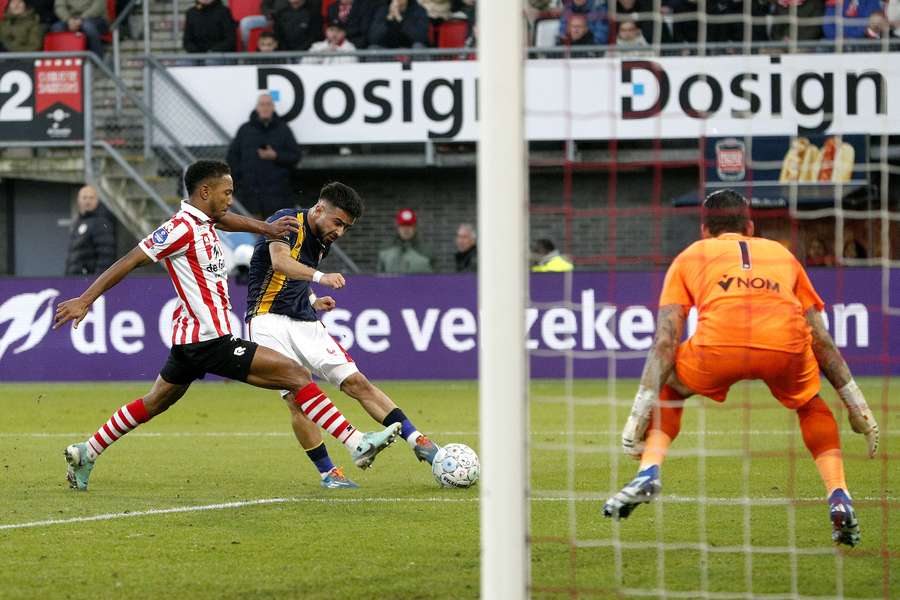 Naci Unuvar van FC Twente maakt in de slotfase van het duel de 2-2 Naci Unuvar van FC Twente maakt in de slotfase van het duel de 2-2