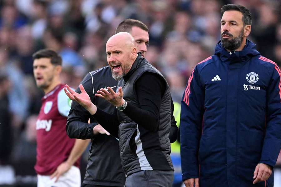 Erik ten Hag is zichtbaar ontsteld na de gegeven penalty