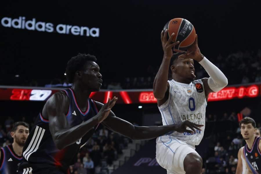 TJ Shorts entra a canasta ante Mouhamed Faye TJ Shorts entra a canasta ante Mouhamed Faye