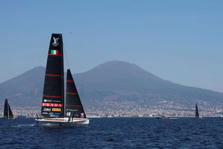 Luna Rossa nelle acque napoletane Luna Rossa nelle acque napoletane