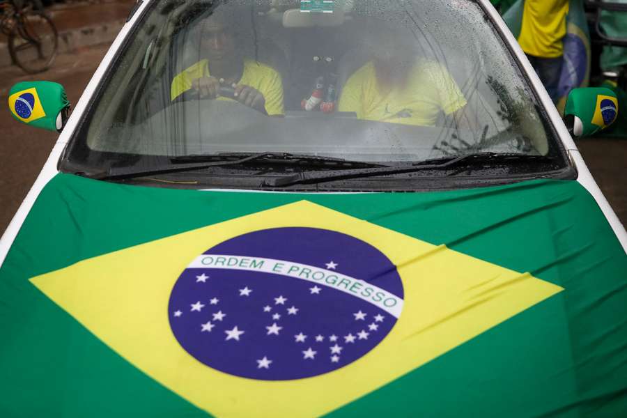 Carros enfeitados com a bandeira brasileira em Bangladesh Carros enfeitados com a bandeira brasileira em Bangladesh