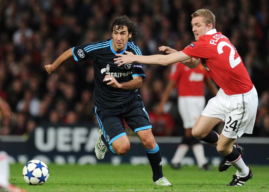 O espanhol Raúl em ação pelo Schalke contra o Manchester United na meia-final da Liga dos Campeões