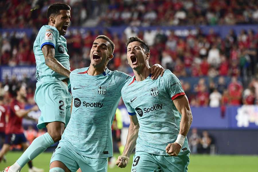 Lewandowski penalty earns Barça tight win at Osasuna