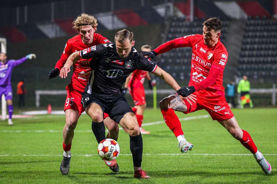 Trwa zwycięska seria Polonii Warszawa, piąta wygrana z rzędu. Zwycięstwa Ruchu i Chrobrego