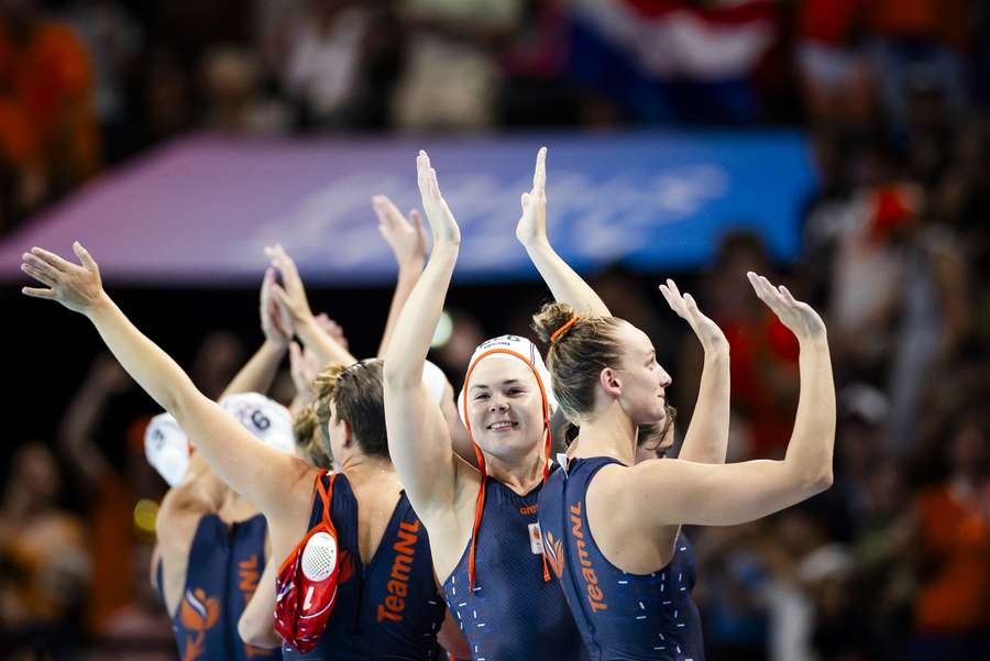 De Nederlandse waterpolovrouwen veroveren het brons via een 11-10 zege op Amerika