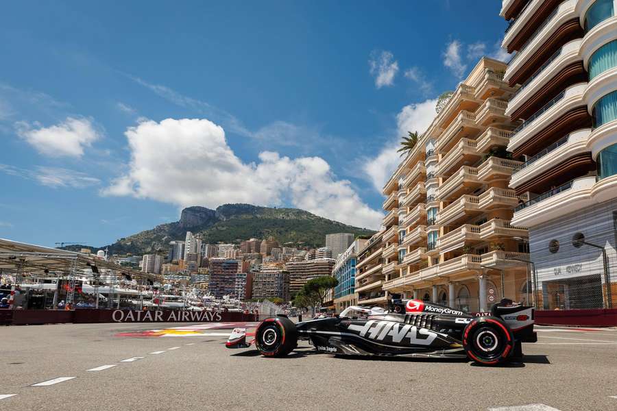 Magnussen får det svært på de smalle gader i Monaco efter diskvalifikationen.