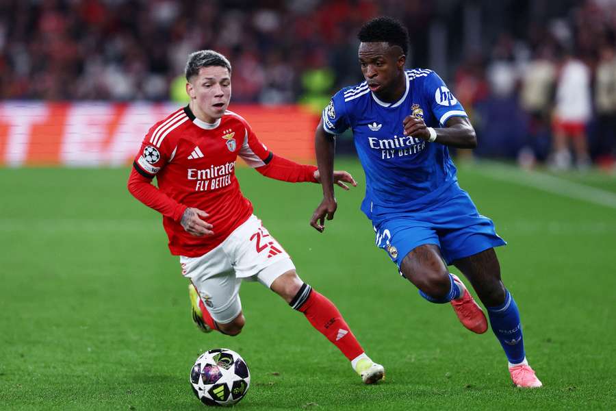 Prestianni (l.) im Zweikampf mit Vinicius