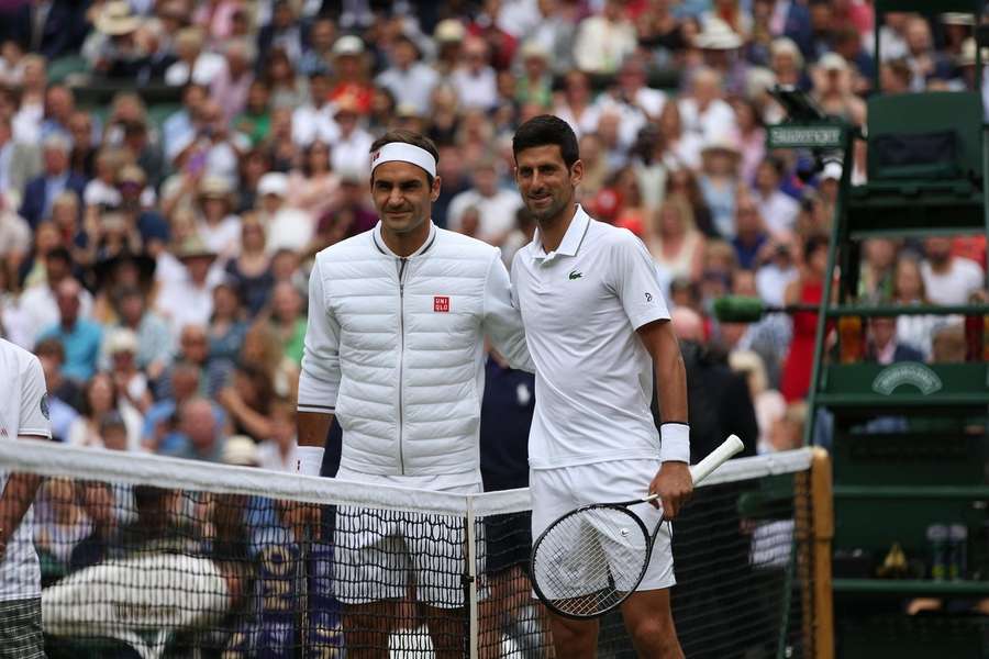 Novak Djokovic (R) og Roger Federer ved Wimbledon-finalen i 2019.