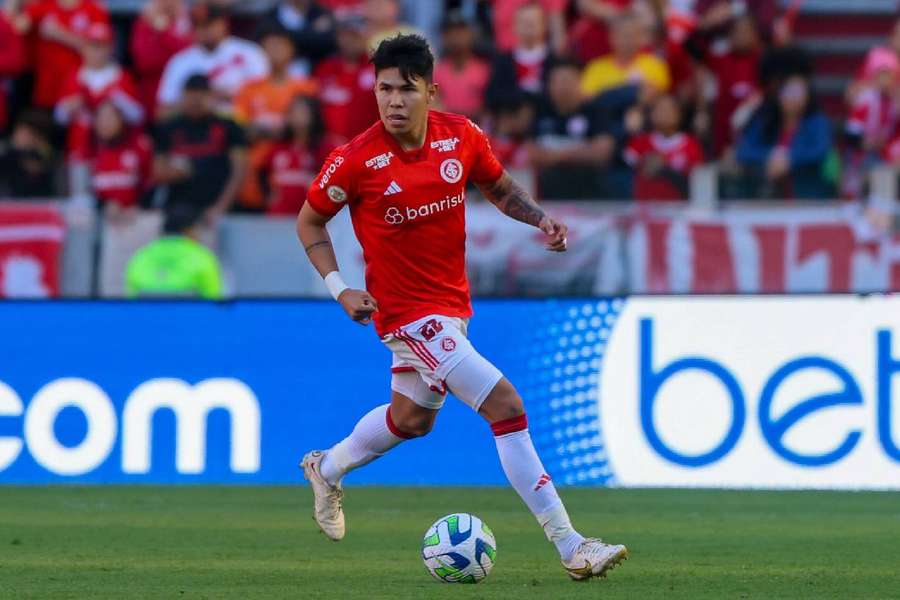 Zagueiro Nico Hernández pode ganhar chance no Inter