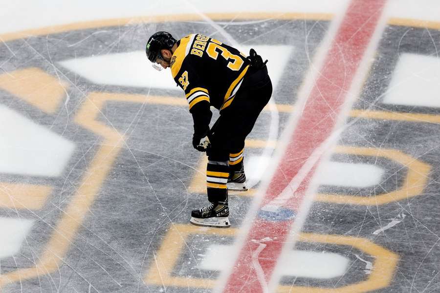 Patrice Bergeron odehrál play off s vyhřezlou ploténkou.