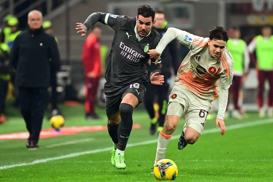 Theo Hernandez e Niccolò Pisilli durante l'ultimo Milan-Roma