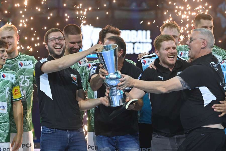 Füchse-Trainer Jaron Siewert (l.) mit der Supercup-Trophäe