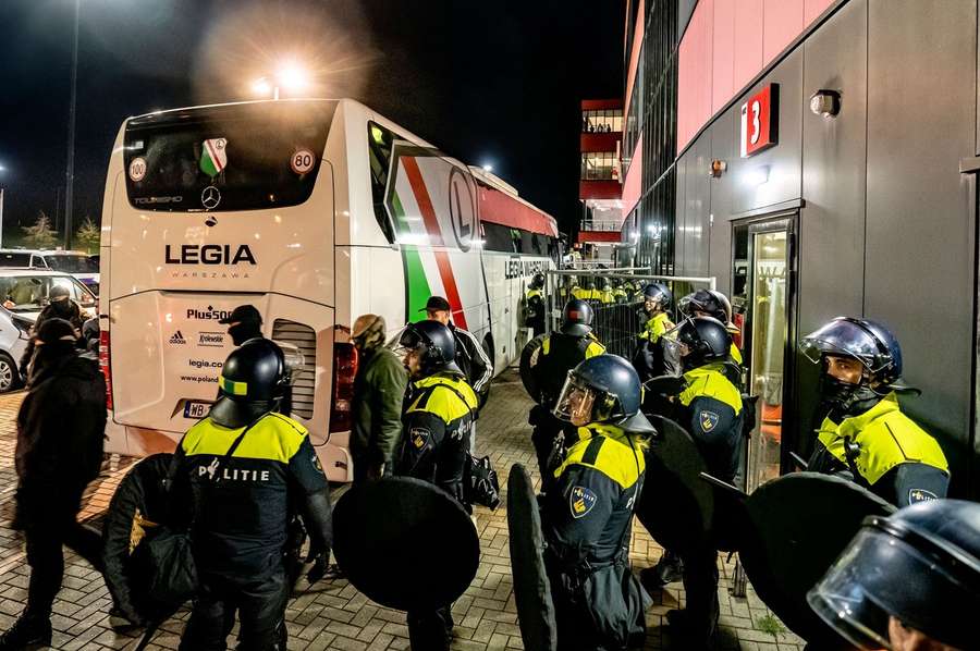 La policía rodea el autobús del Legia