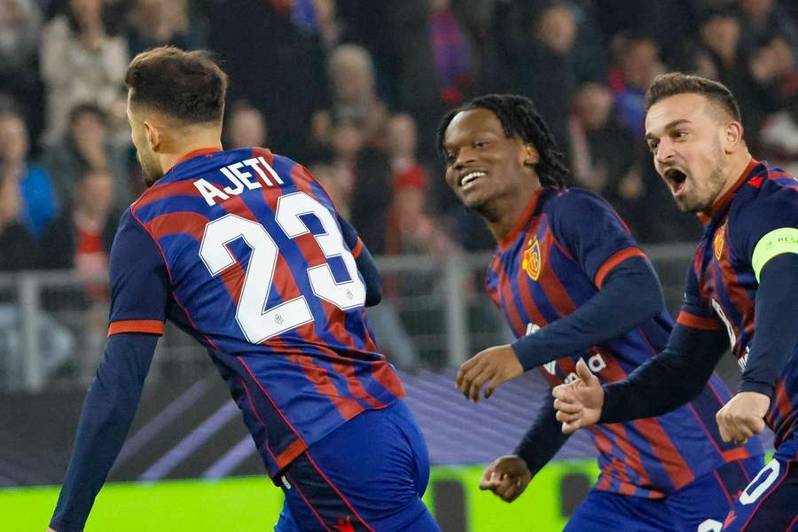 Ajeti, celebrando su gol