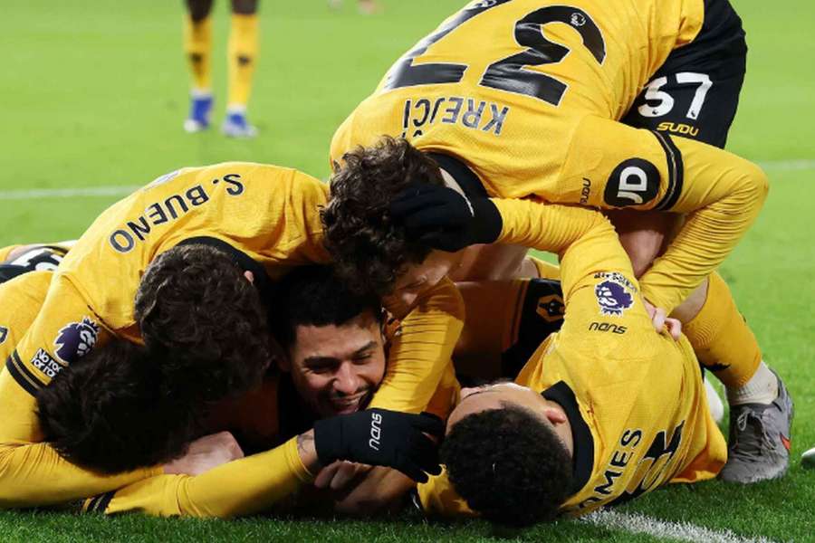 Radost hráčů Wolves po vítězném gólu v duelu s Liverpoolem. Radost hráčů Wolves po vítězném gólu v duelu s Liverpoolem.